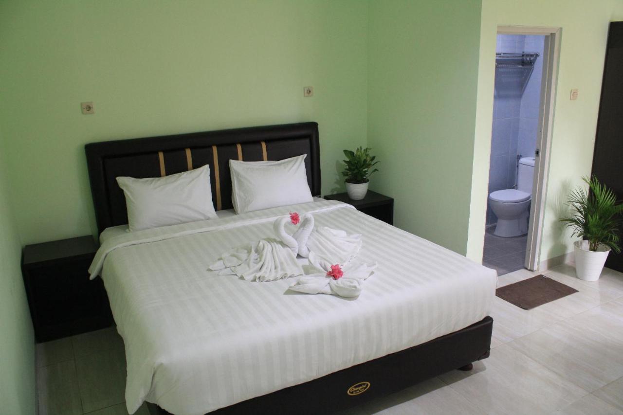 Aquina House Hotel Богор Екстериор снимка