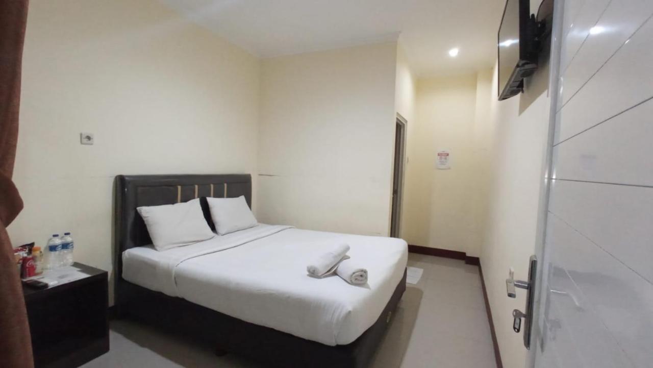 Aquina House Hotel Богор Екстериор снимка