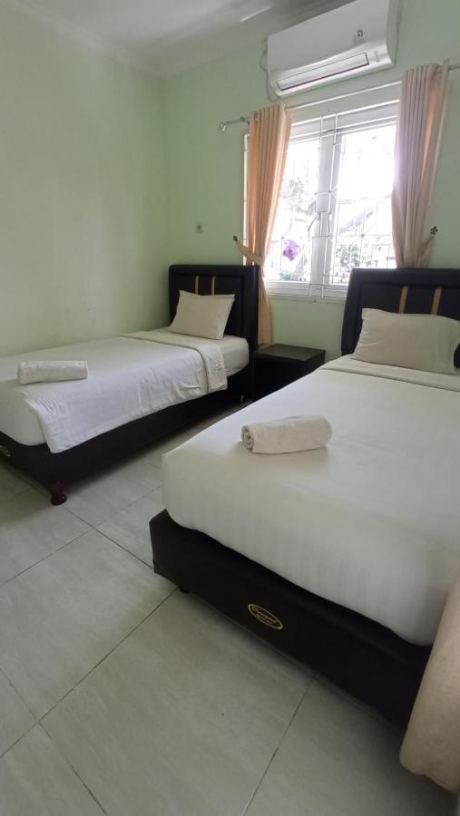 Aquina House Hotel Богор Екстериор снимка