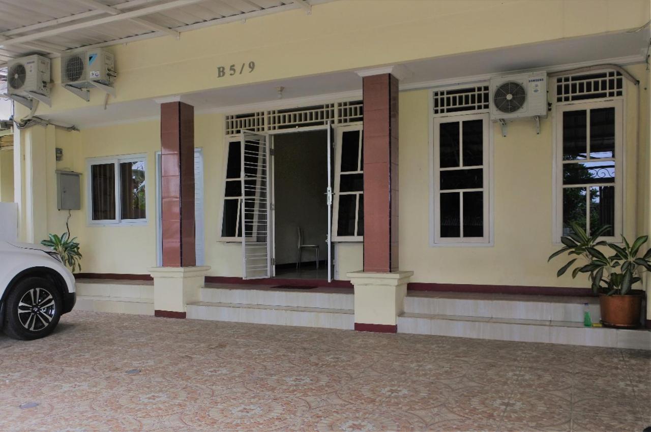 Aquina House Hotel Богор Екстериор снимка
