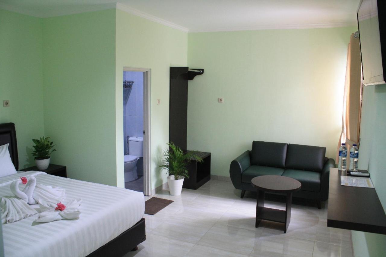 Aquina House Hotel Богор Екстериор снимка