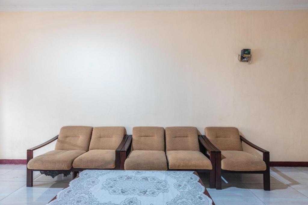 Aquina House Hotel Богор Екстериор снимка