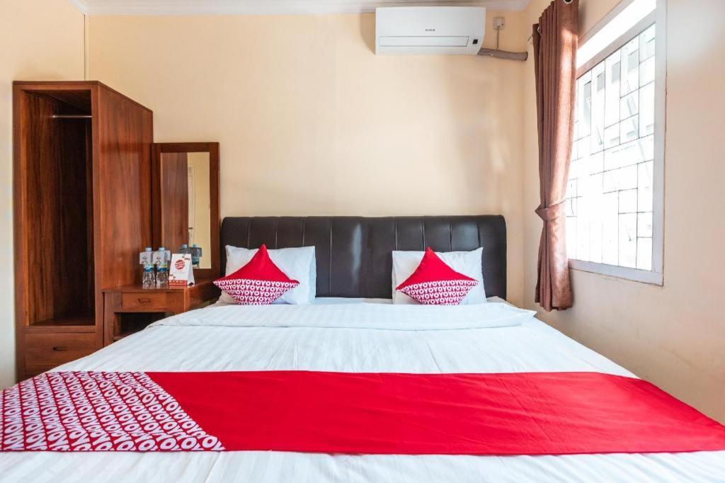 Aquina House Hotel Богор Екстериор снимка