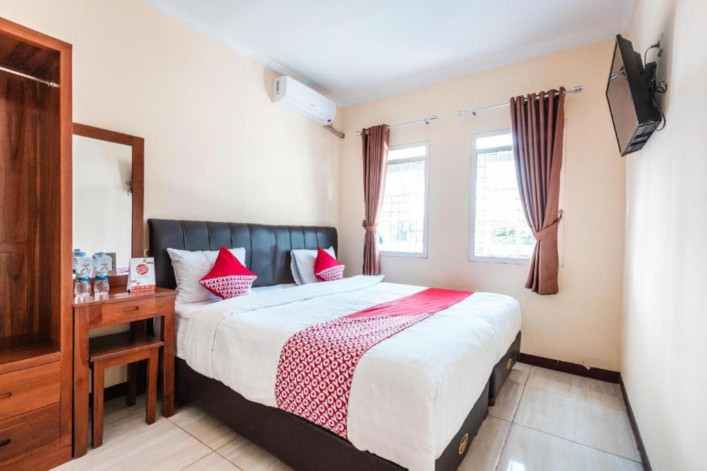 Aquina House Hotel Богор Екстериор снимка