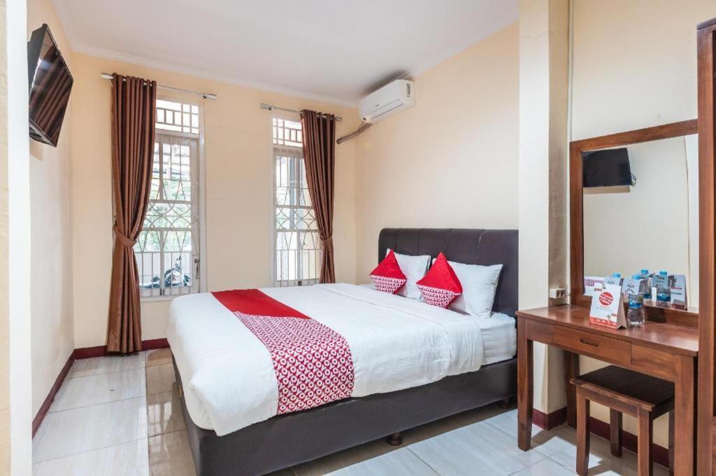 Aquina House Hotel Богор Екстериор снимка