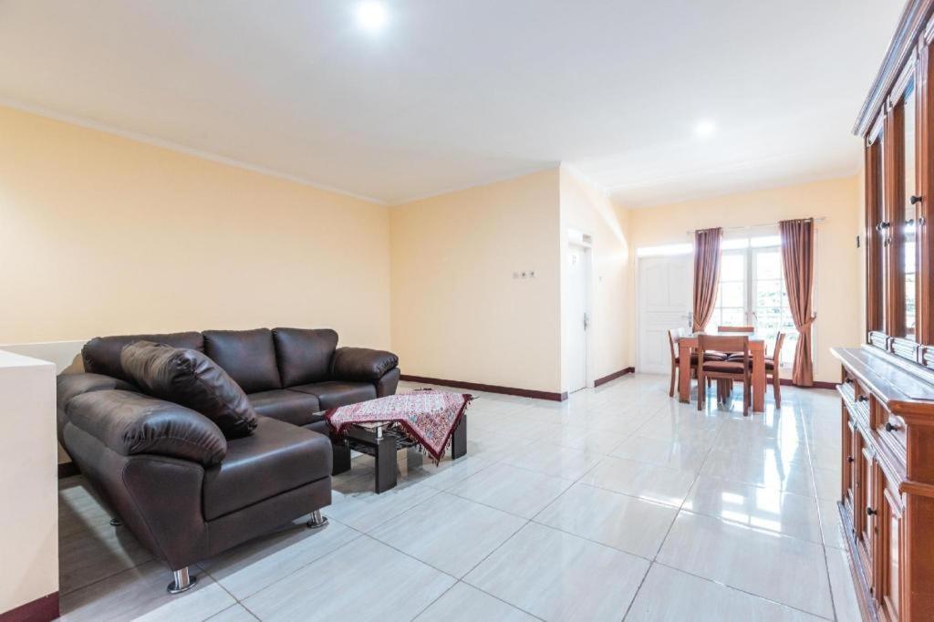 Aquina House Hotel Богор Екстериор снимка
