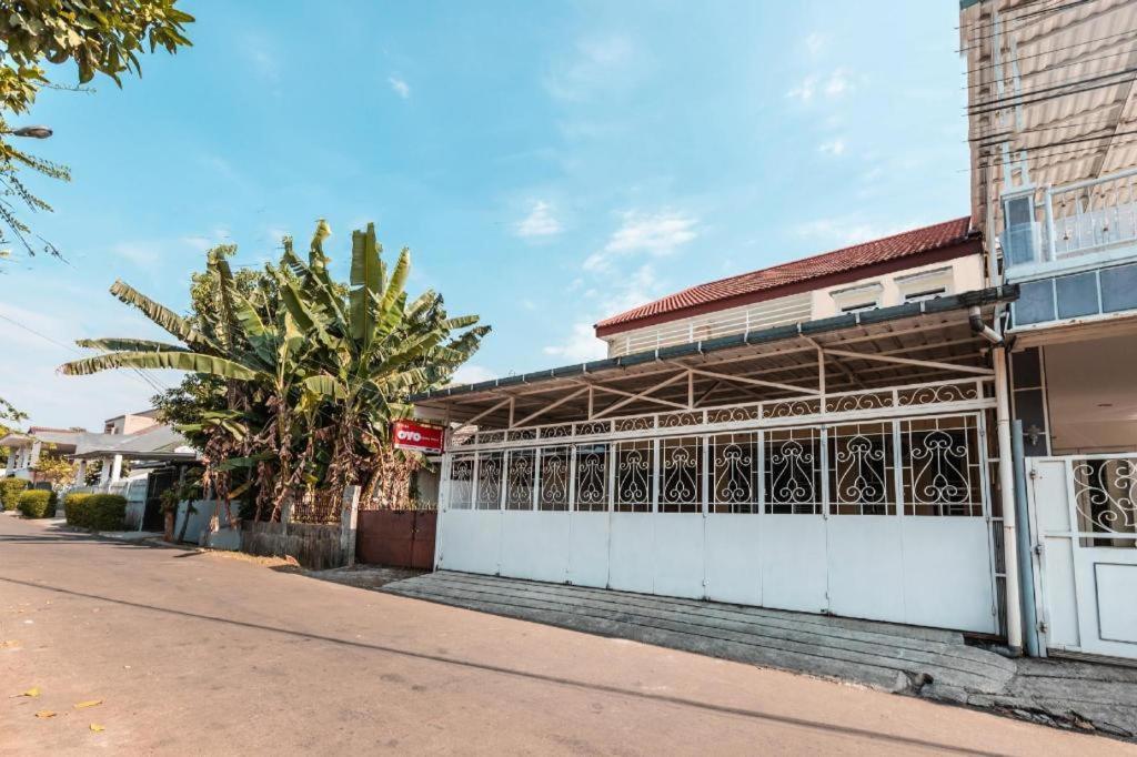 Aquina House Hotel Богор Екстериор снимка